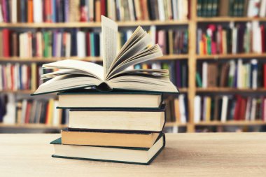  Kütüphane. Eğitim ve okul kavramına geri dönüş. Açık sayfalı kitap, kapatma, okul raflarında kitaplar, ahşap masa üzerinde açık kitap. Okul konseptine geri dönüş, yüksek kaliteli kitap fotoğrafçılığı, en iyi kitap fotoğrafı, en ünlü Alman yazarlar, Almanya