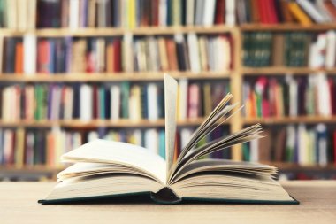  Kütüphane. Eğitim ve okul kavramına geri dönüş. Açık sayfalı kitap, kapatma, okul raflarında kitaplar, ahşap masa üzerinde açık kitap. Okul konseptine geri dönüş, yüksek kaliteli kitap fotoğrafçılığı, en iyi kitap fotoğrafı, en ünlü Alman yazarlar, Almanya