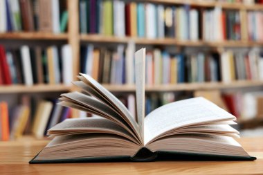  Kütüphane. Eğitim ve okul kavramına geri dönüş. Açık sayfalı kitap, kapatma, okul raflarında kitaplar, ahşap masa üzerinde açık kitap. Okul konseptine geri dönüş, yüksek kaliteli kitap fotoğrafçılığı, en iyi kitap fotoğrafı, en ünlü Alman yazarlar, Almanya