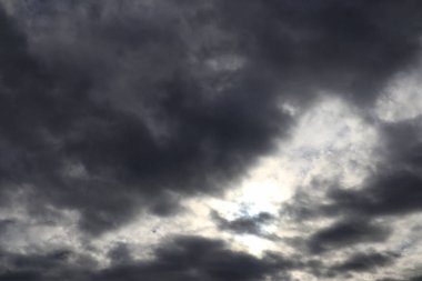 Gökyüzünde kara fırtına bulutları