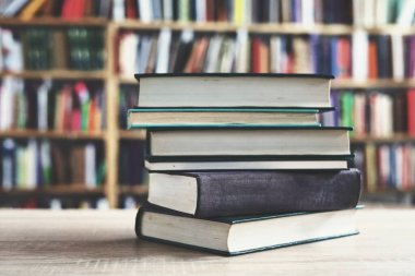 Ahşap zemin üzerine kitap yığını