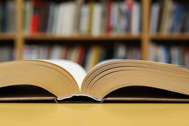 Kitap ve kitap ahşap masada.