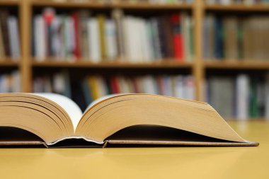 Tahta masanın üzerinde açık bir kitap. Eğitim konsepti. Boşluğu kopyala