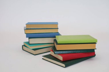 Beyaz arkaplan üzerine kitap yığını