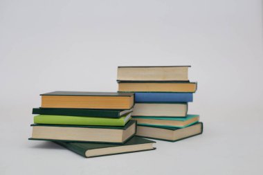 Beyaz arka plan, kütüphanenin arka planına karşı kitap yığını, kütüphanenin önünde kitap yığını, ahşap masa, eğitim, yüksek kaliteli kitap fotoğrafçılığı, En İyi Kitap Fotoğrafı, Al, Viyana; Southwark; Longford;