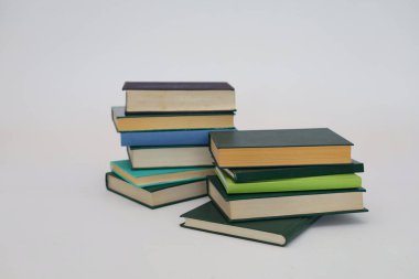 Beyaz arka plan, kütüphanenin arka planına karşı kitap yığını, kütüphanenin önünde kitap yığını, ahşap masa, eğitim, yüksek kaliteli kitap fotoğrafçılığı, En İyi Kitap Fotoğrafı, Al, Viyana; Southwark; Longford;