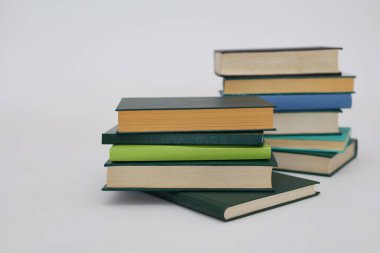 Beyaz arkaplanda izole kitap yığını