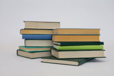 Beyaz arka plan, kütüphanenin arka planına karşı kitap yığını, kütüphanenin önünde kitap yığını, ahşap masa, eğitim, yüksek kaliteli kitap fotoğrafçılığı, En İyi Kitap Fotoğrafı, Al, Viyana; Southwark; Longford;