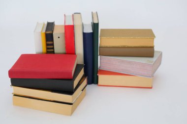 Beyaz arkaplan üzerine kitap yığını