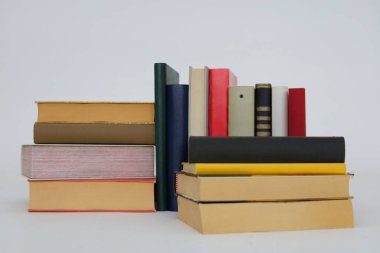 Beyaz arkaplan üzerine kitap yığını