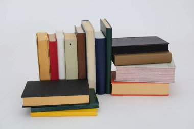 Beyaz arkaplan üzerine kitap yığını