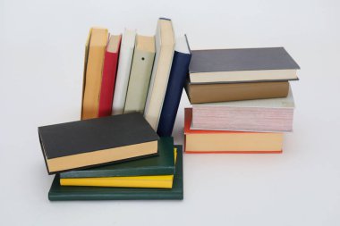 Beyaz arkaplan üzerine bir yığın kitap, ahşap masa, okula dönüş, farklı boyutlarda kitaplar, kütüphanede kitap yığını, metin, eğitim, okul, yapay zeka