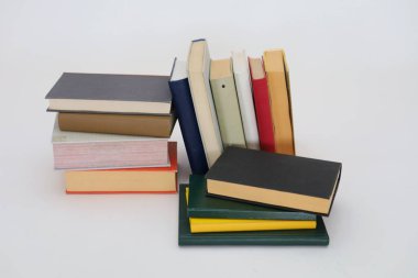 Beyaz arkaplan üzerine bir yığın kitap, ahşap masa, okula dönüş, farklı boyutlarda kitaplar, kütüphanede kitap yığını, metin, eğitim, okul, yapay zeka