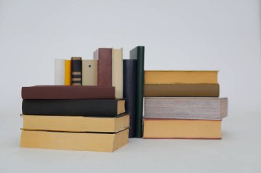 Beyaz arkaplan üzerine kitap yığını