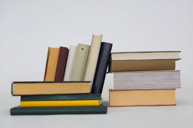 Beyaz arkaplan üzerine kitap yığını
