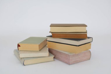 Beyaz arkaplan üzerine kitap yığını