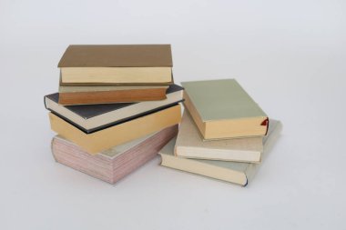 Beyaz arkaplan üzerine kitap yığını