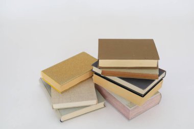 Kitapların, eğitimin, okulun, kütüphanenin, masanın üzerindeki kitapların, okulun, kütüphanenin, eğitimin, öğrencinin, üniversitenin, sınıfın, dünyanın en ünlü yazarlarının okumaya, kitap festivaline, renklere, dileklere hazır güzel kitaplarının yüksek kaliteli fotoğrafları.