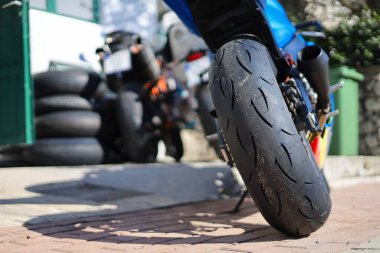 Sokakta motosiklet