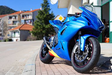 Ayrıl, Hırvatistan, 03.03.2025. Yolda mavi spor motosikleti