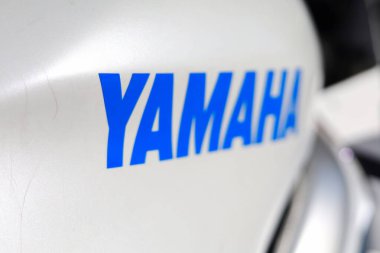 Ayrıl, Hırvatistan, 03.03.2025. Yolda mavi spor motosikleti