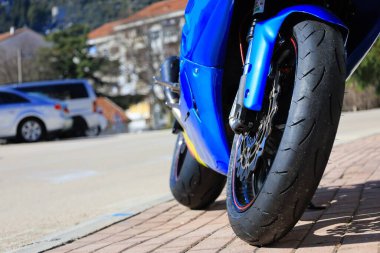 Makarska, Hırvatistan, 04.03.2025. Suzuki yarış motosikleti yolda, mavi Suzuki, spor motosikleti yolda.
