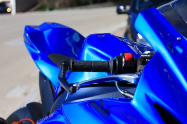 Makarska, Hırvatistan, 04.03.2025. Suzuki yarış motosikleti yolda, mavi Suzuki, spor motosikleti yolda.