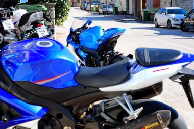 Makarska, Hırvatistan, 04.03.2025. Suzuki yarış motosikleti yolda, mavi Suzuki, spor motosikleti yolda.