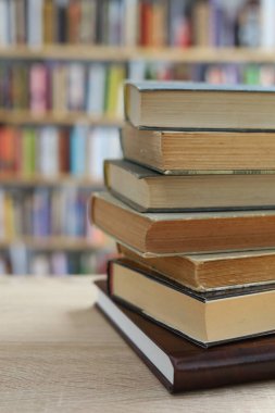 Tahta masadaki kitap yığını.