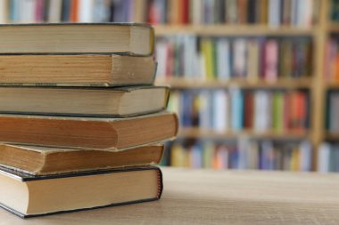 Masada bir yığın eski kitap var.