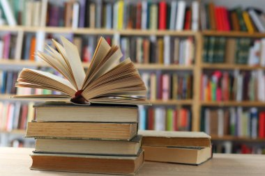 Kütüphanede kitap yığını