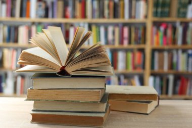 Ahşap zemin üzerine kitap yığını