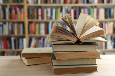 Bir yığın kitabı olan bir kitap.