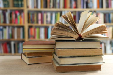 Ahşap arka plandaki kitaplar