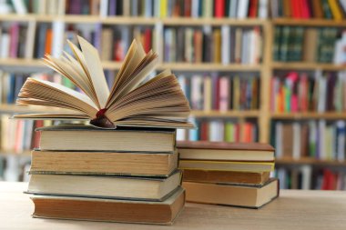 Masada bir yığın kitap