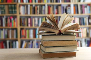 Bir yığın eski kitap ve bir kitap.
