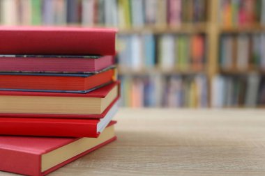 Kütüphanedeki kitaplar, masadaki kırmızı kitaplar, yüksek kaliteli kitaplar, kitaplar, eğitim, okul, kütüphane, raftaki kitaplar, kitap maketi, kitap ikonu, kitap ikonu, 