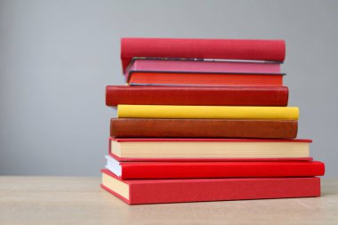 Tahta masadaki kitap yığını.