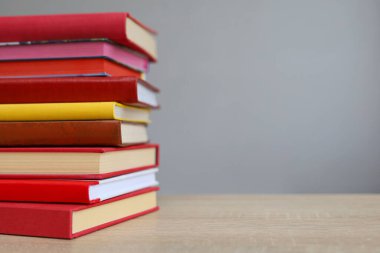 Kırmızı masada yığınla kitap