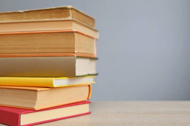 Masada yığınla kitap var.