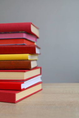 Tahta masadaki kitap yığını.