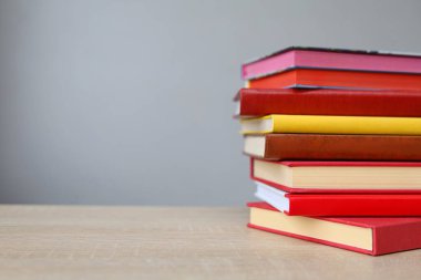 Beyaz arkaplan üzerine kitap yığını