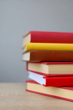 Kitaplar kütüphanede masanın üstünde.