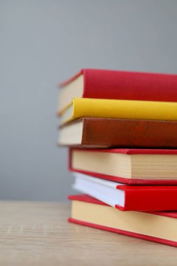 Beyaz masadaki kitap yığını