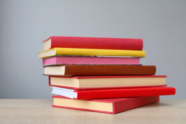 Beyaz arkaplan üzerine kitap yığını