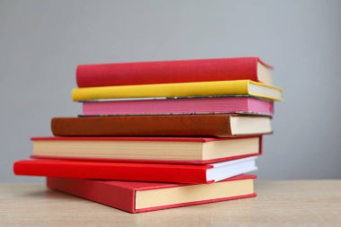 Beyaz arkaplan üzerine kitap yığını