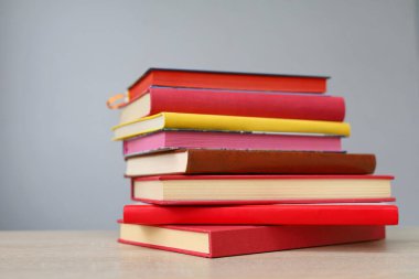 Tahta masadaki kitap yığını.