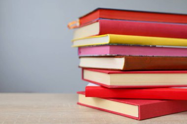 Kütüphanedeki masanın üzerinde kitap yığını