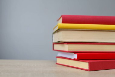 Kitaplar kütüphanede masanın üstünde.