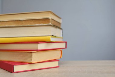 Tahta masadaki kitap yığını.